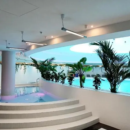 Hanza Tower Sunny & Sauna & Jacuzzi & Pool *